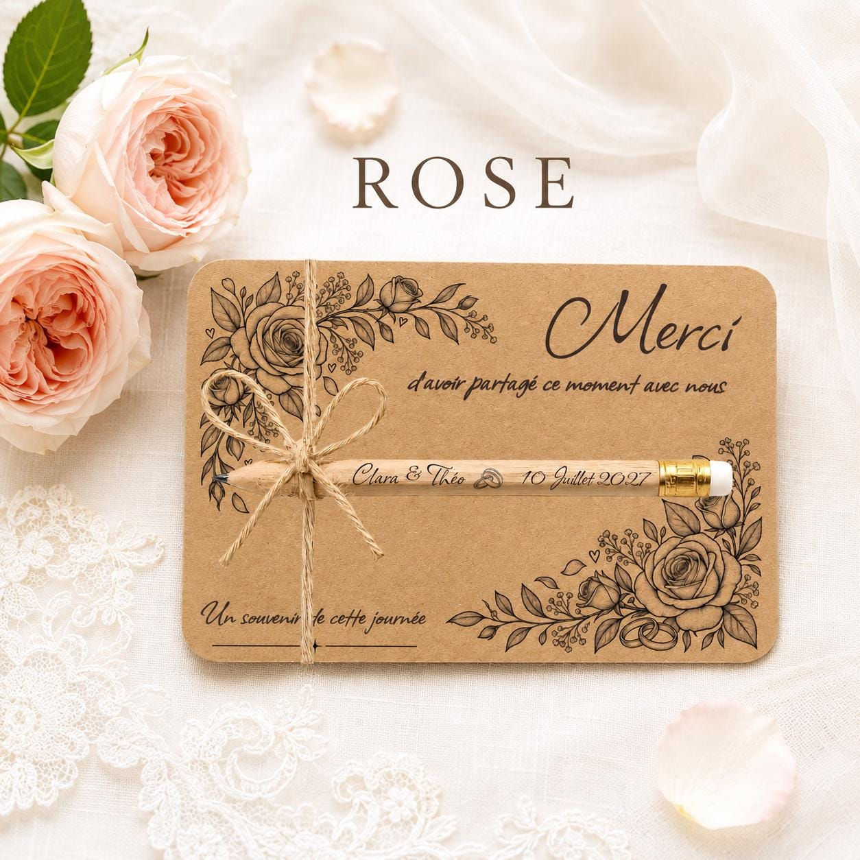 Peut inclure: Une carte rectangulaire en papier kraft avec des illustrations florales noires, le texte Merci d'avoir partagé ce moment avec nous et Un souvenir de cette journée. Un crayon en bois avec Clara & Théo 10 Juillet 2027 est attaché à la carte.