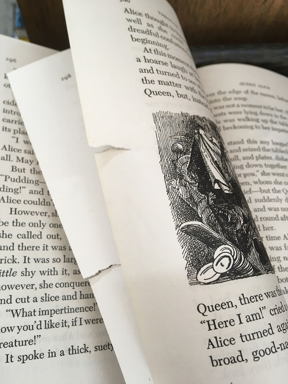 サムネイル： Alice In Wonderland,Through the Looking Glass,john tenniel,鏡の国のアリス,ジョン・テニエル,古書,古本,千葉,佐倉,京成佐倉,アベイユ