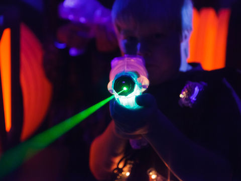 Homme en train de jouer au laser game dans une salle à Aix en Provence