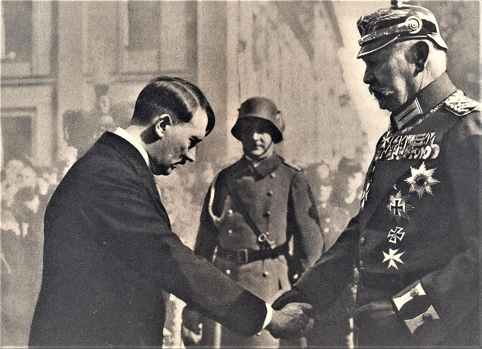 Hitler et le président Hindenburg en 1933 .  © Auteur inconnu / Bundesarchiv