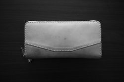 hourglass round zip long wallet