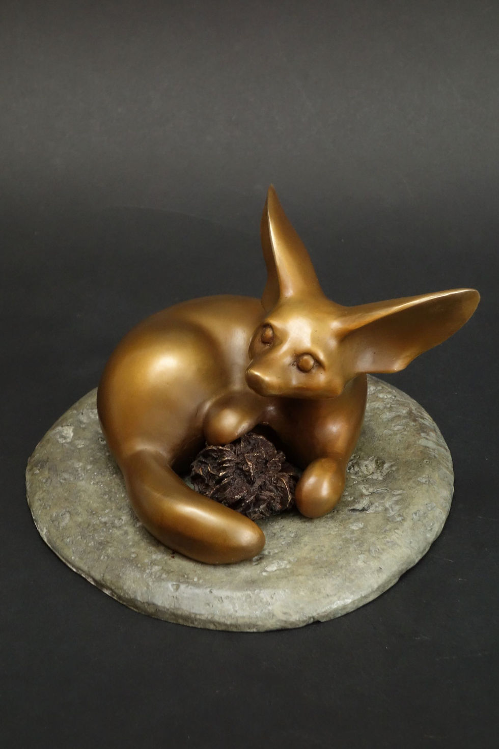 Fennec lové autour d’une rose des sables. Sculpture en bronze de Christian Delacoux, h 10 cm.