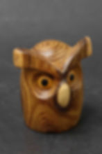 Petit hibou en acacia, sculpture de Christian Delacoux