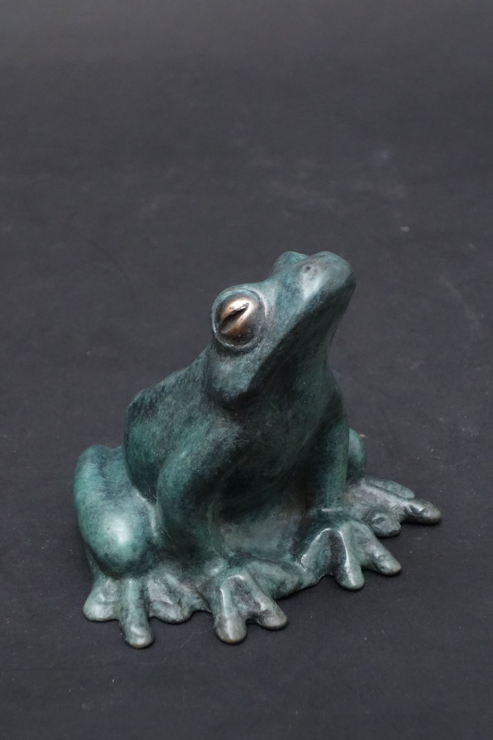 Miniature : Grenouille bleue en bronze, sculpture de Christian Delacoux