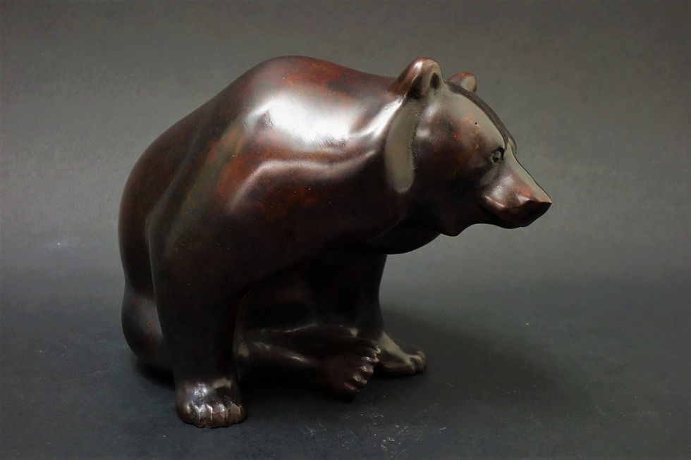 Ours assis se grattant l'oreille, sculpture en bronze de Christian Delacoux