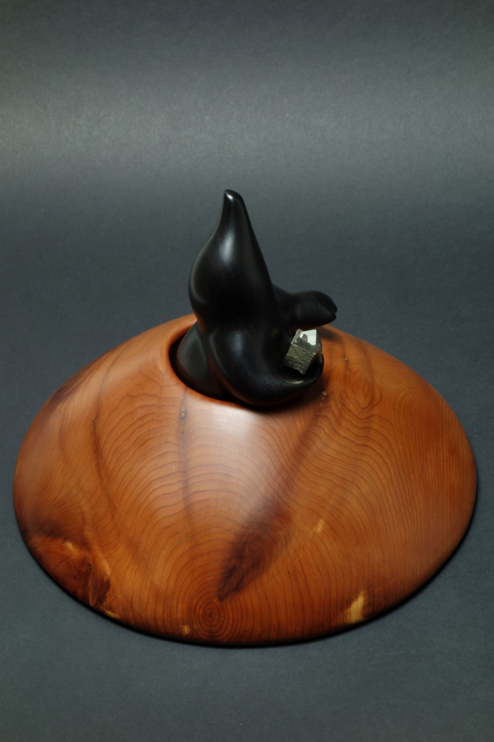 Une taupe sort de sa taupinière une pyrite à la main. Sculpture en bois de Christian Delacoux, 24 cm de large.