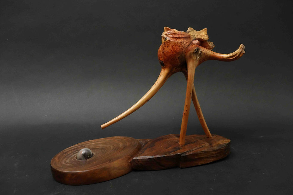 Miniature : Le sourcier, créature étrange aux longues pattes et à longue trompe, sculpture en bois de Christian Delacoux
