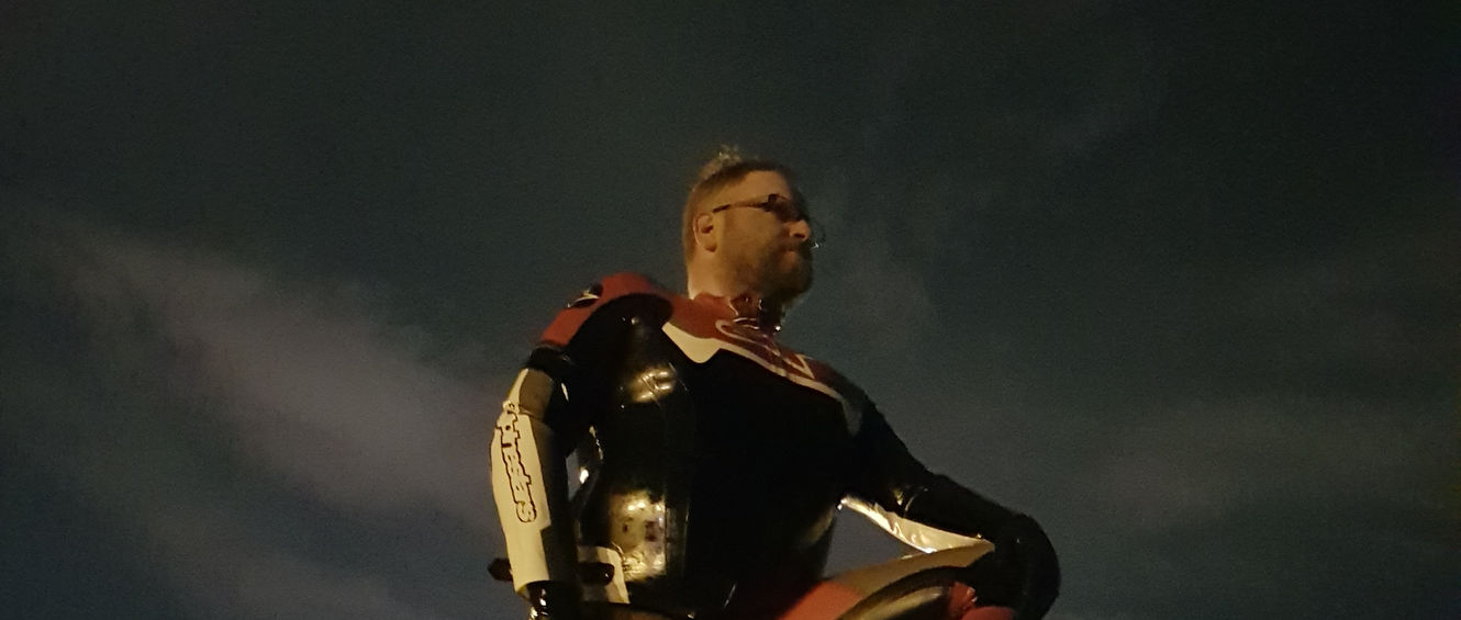 Dominus Andreas G. steht auf eine Brücke in Latex