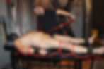 Dominus Andreas G. fixiert Sklaven auf BDSM-Liege