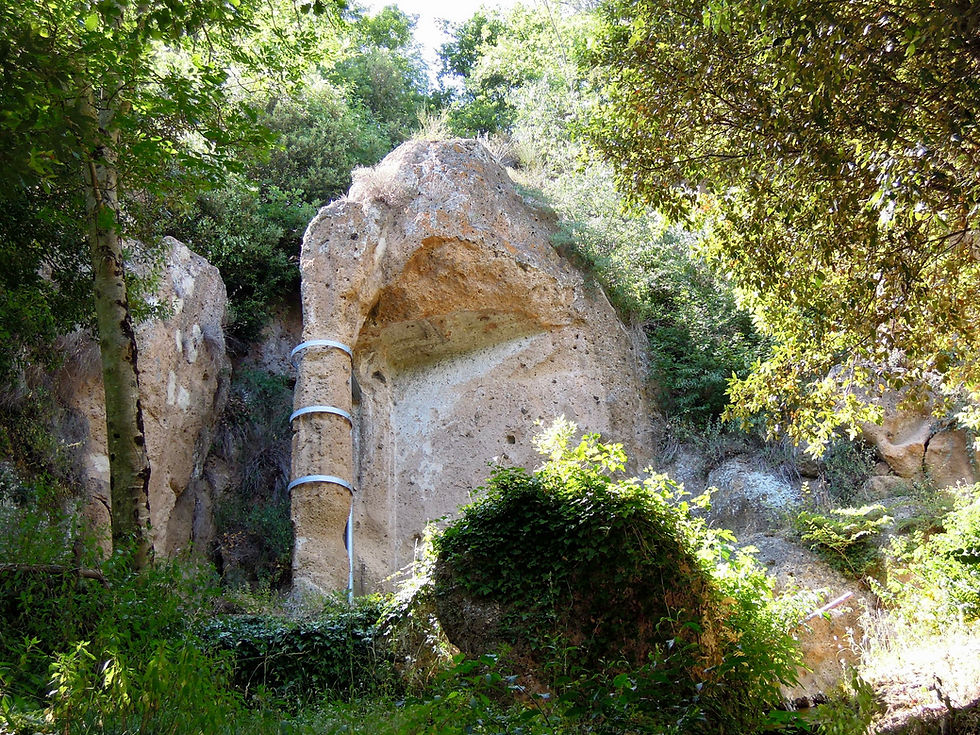 Tomba Pola; zie de (opengewerkte) reconstructietekening hierna