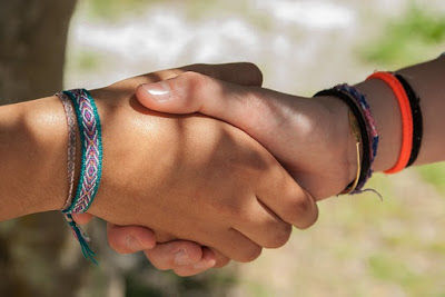 Cómo escribir buenas relaciones de amistad en 3 pasos