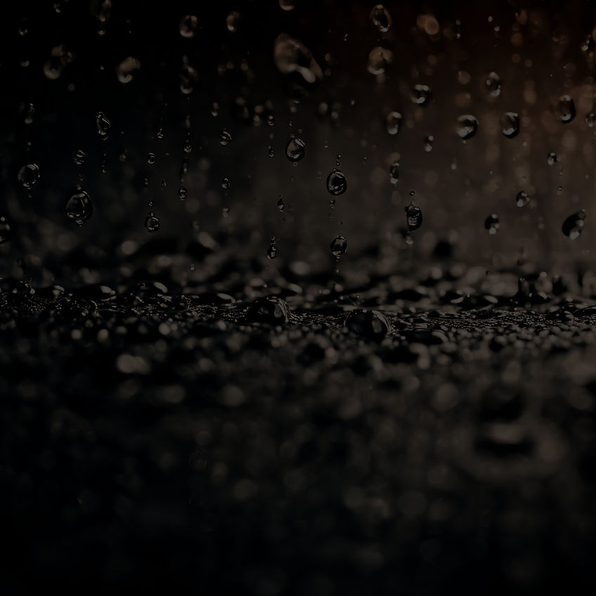 Dark background with water droplets _edited_edited.jpg