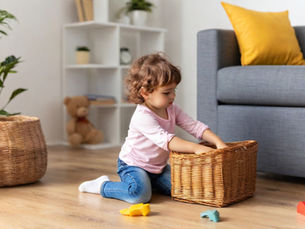 mais pequenos a arrumar os brinquedos em casa