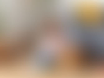 mais pequenos a arrumar os brinquedos em casa