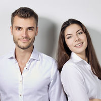 Lächelnder Mann und lächelnde Frau