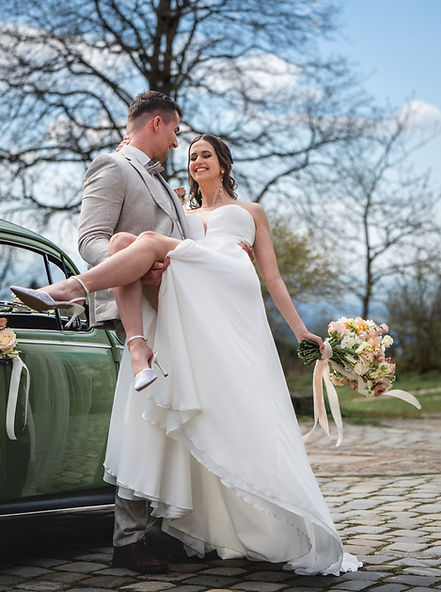 Hochzeitspaar vor Oltimer