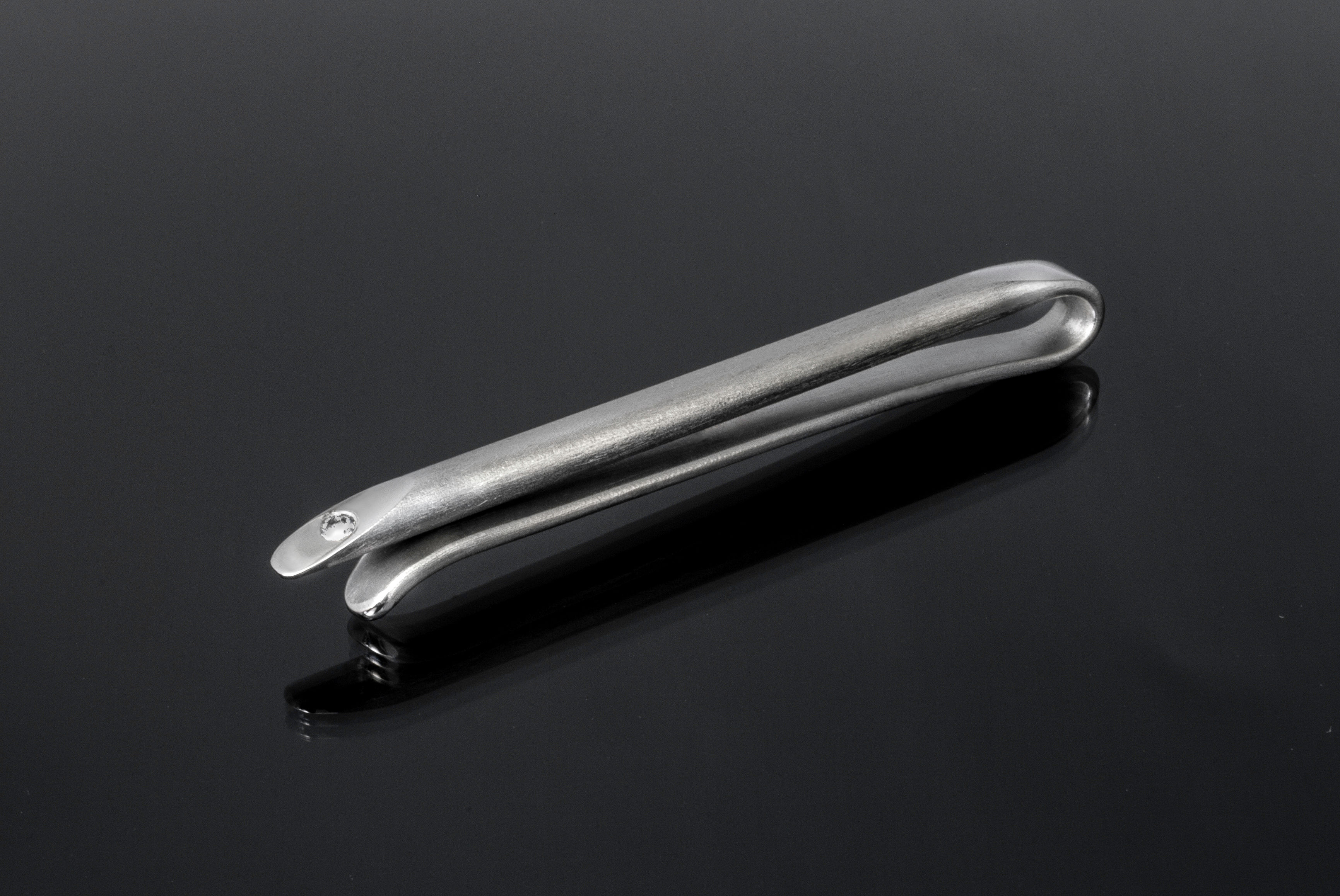Titaaninen solmionpidin timantilla/Titanium Tie Clip with a Diamond
