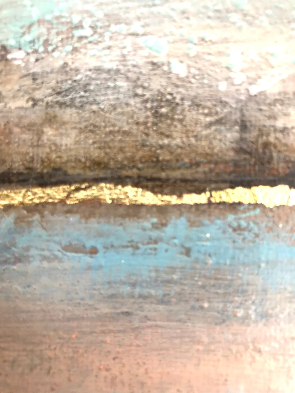 Miniature : Détail de la feuille d'or et la matière rendue par la poudre de marbre d'un paysage de Camargue