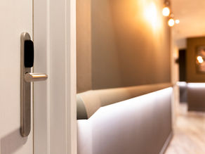 foto de uma porta com fechadura eletrônica