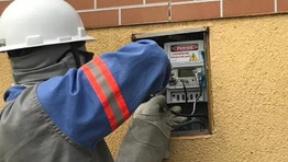 Fiscal de Biguaçu age e mãe de família de baixa renda tem energia restabelecida após corte ilegal