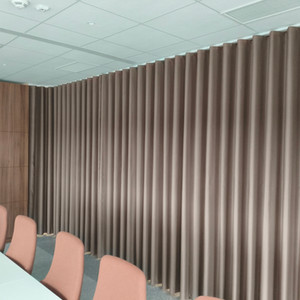 Birojs ar elektrisko sliedi.