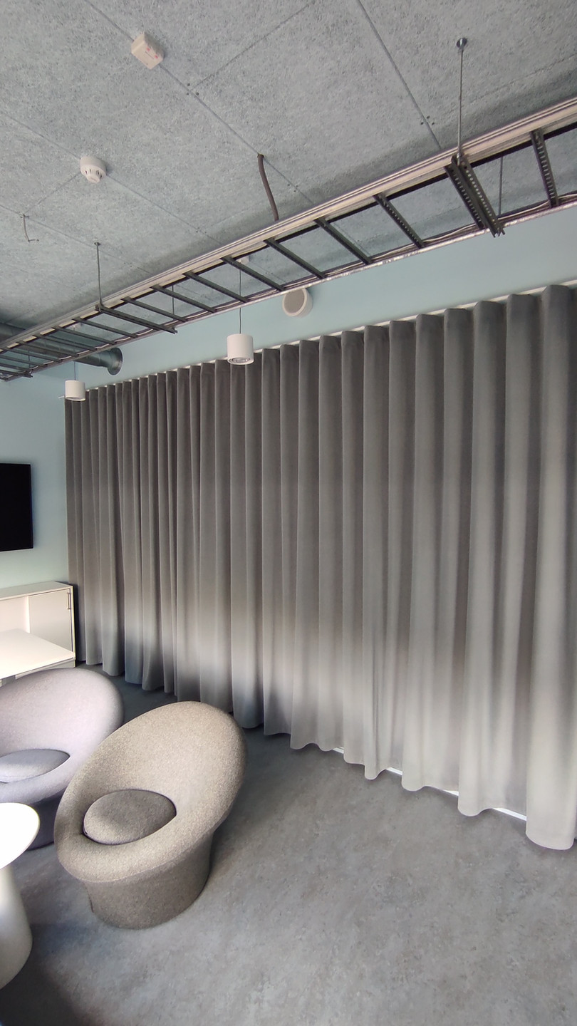 Telpu atdaloš aizkars, uz viļņu lentas.