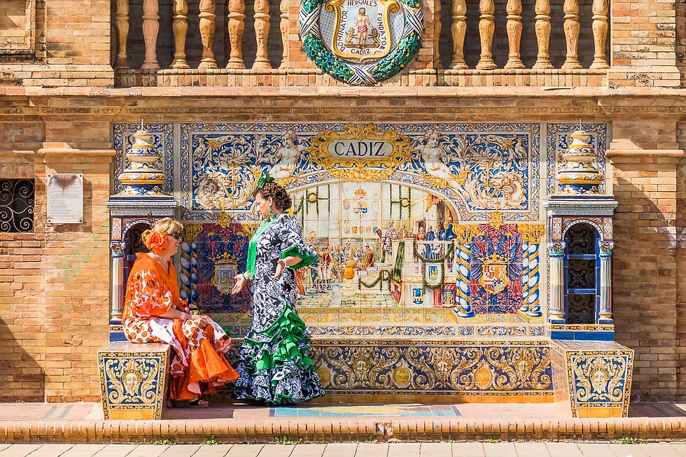 Traditionelle Kostüme und Keramiken