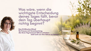Gabriele Cinibulk mit Morning~Flow Morgenritual, Wasserglas und ätherischem Öl in ruhiger Morgenstimmung