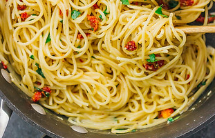 one-pot-spaghetti-aglio-e-olio-7.jpg