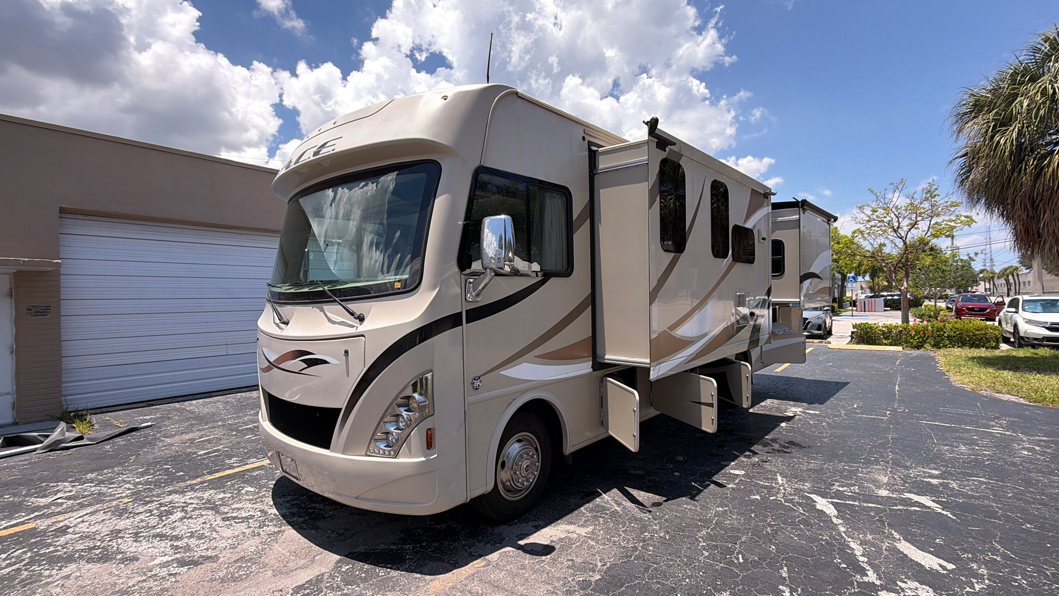 2018 THOR A.C.E. 29.4’ only 18k miles