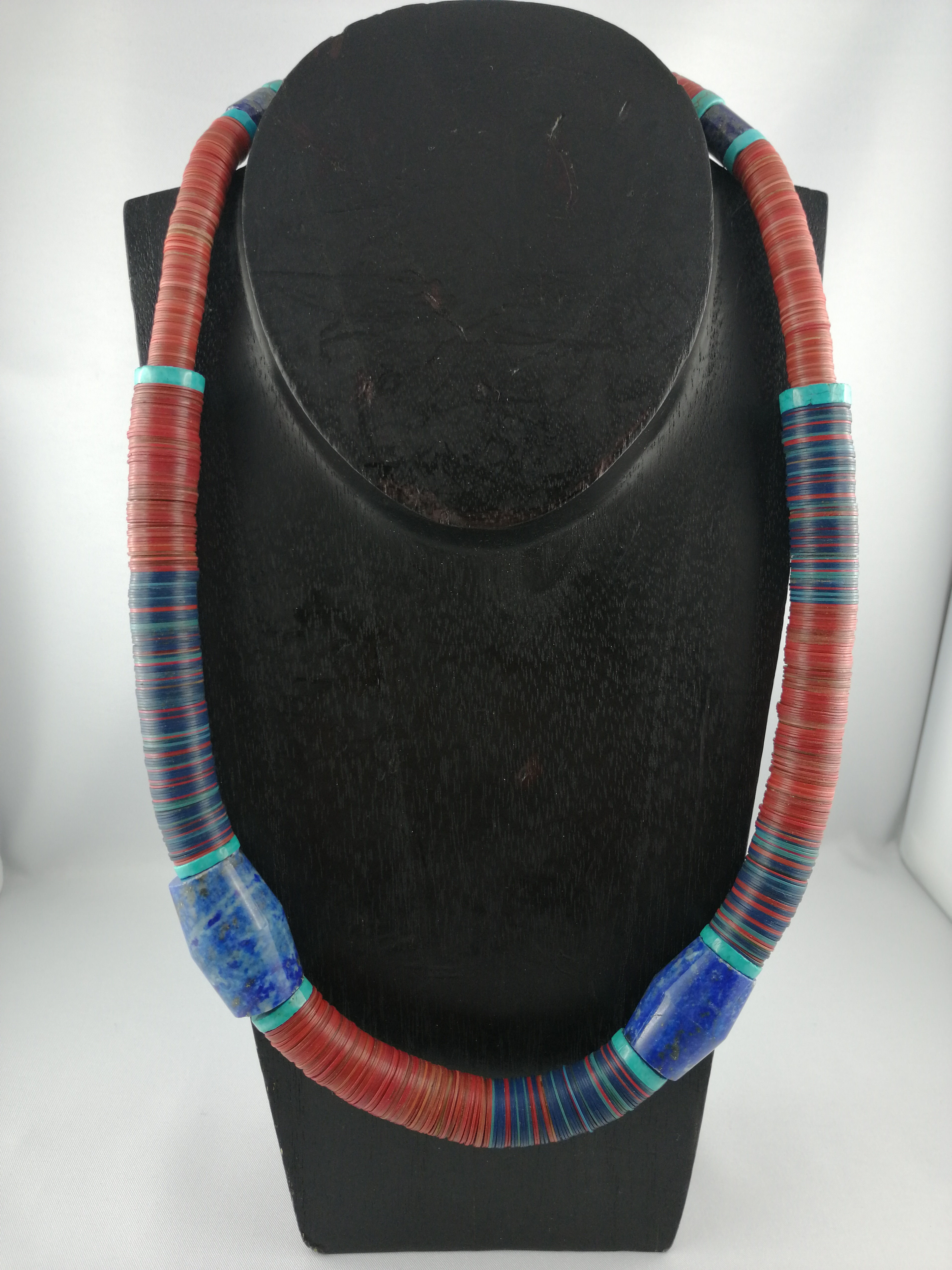 Collier en lapis lazzuli et perles rondelles africaines