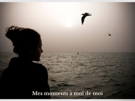 Moment pour soi — silhouette d’une femme face à la mer au coucher du soleil