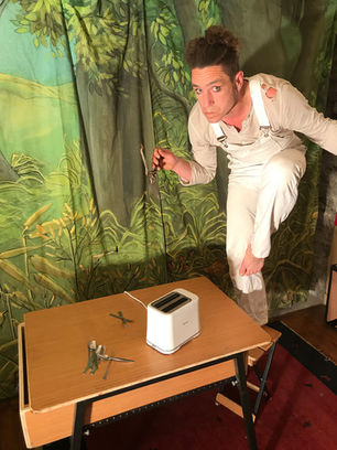 Spectacle jeune public
Théâtre multi genre
sketchs instructifs
absurde