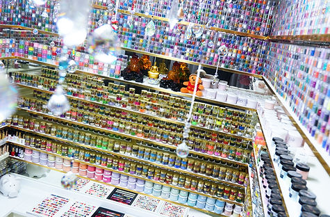 Auswahl verschiedener Nagellackfarben bei Angel Nails, von dezenten Tönen bis zu kräftigen Farben