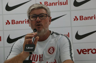 Técnico Odair Hellmann concede entrevista coletiva