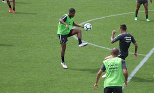 Relacionado contra o Atlético-MG, Ramon renova contrato e amplia vínculo com Inter até 2021