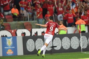 Histórico: Leandro Damião entra no top 10 de artilheiros colorados