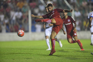 Sobis assume responsabilidade após empate do Inter: "Meu pênalti custou a vitória"