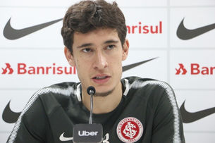 TV Inter: entrevista coletiva do volante Rodrigo Dourado