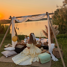 pintrest kind of picnic perfect for photo sessions in dubai for golden hour. dubai luxury picnic by picnic times. cozy moods