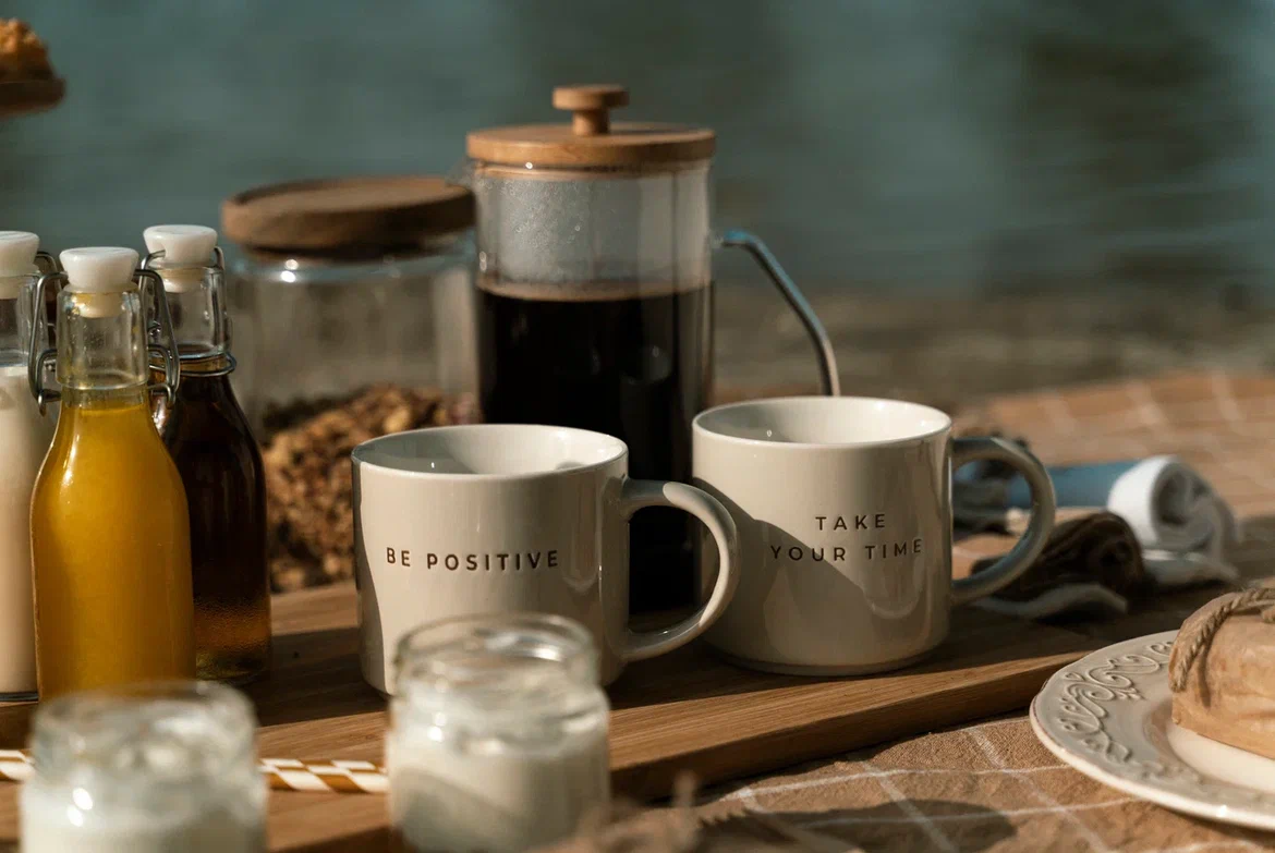 Coffee and juice setup for a luxury picnic in Dubai by PicnicTimes.