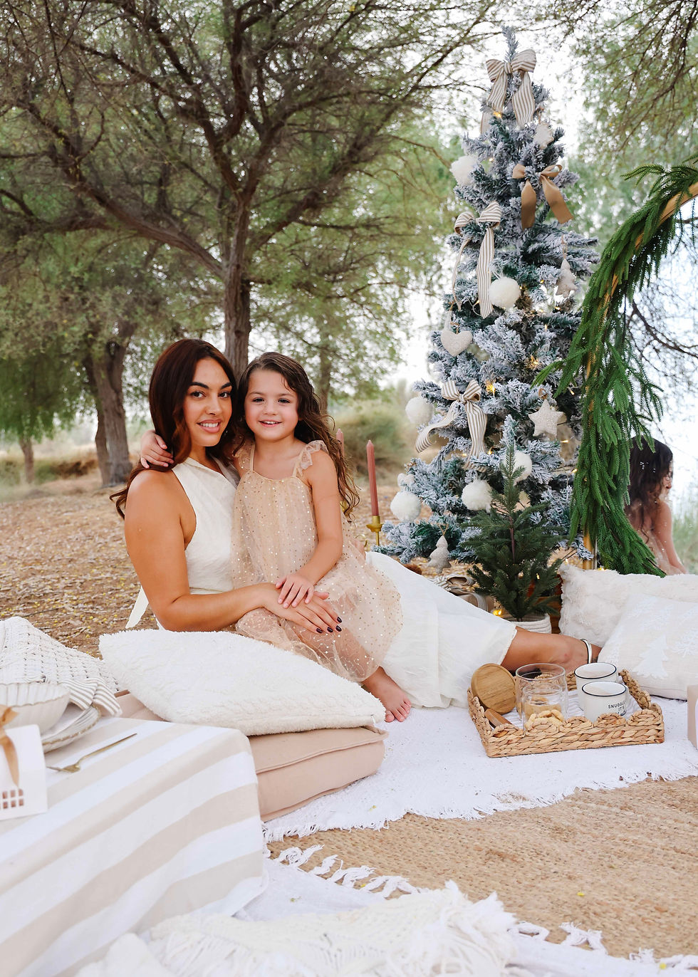 Mini Christmas photo shoot at a luxury picnic in Dubai by Sarah Kelly Photography