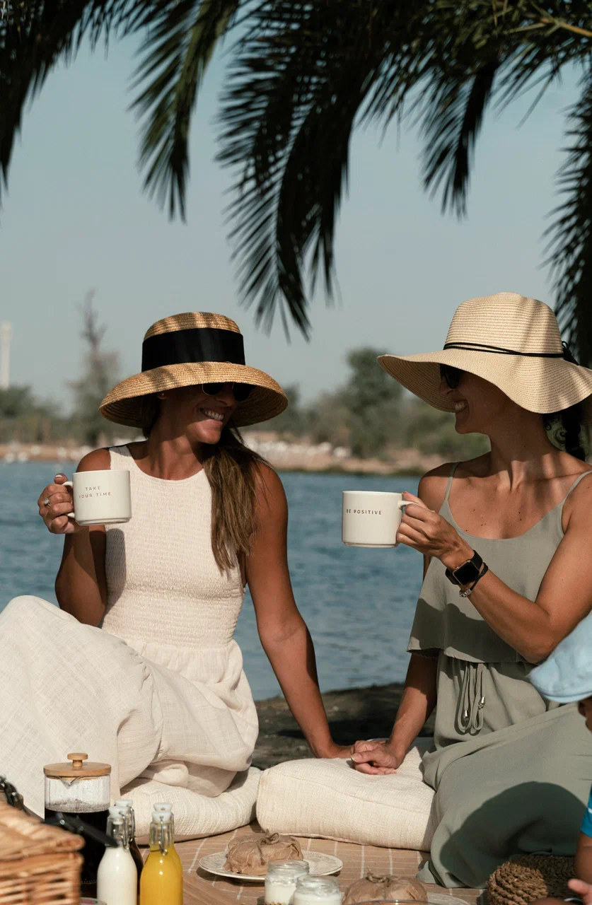 A tranquil Dubai luxury picnic breakfast by the lakes, where guests enjoy fresh berries, artisanal breads, and curated décor surrounded by peaceful natural views.