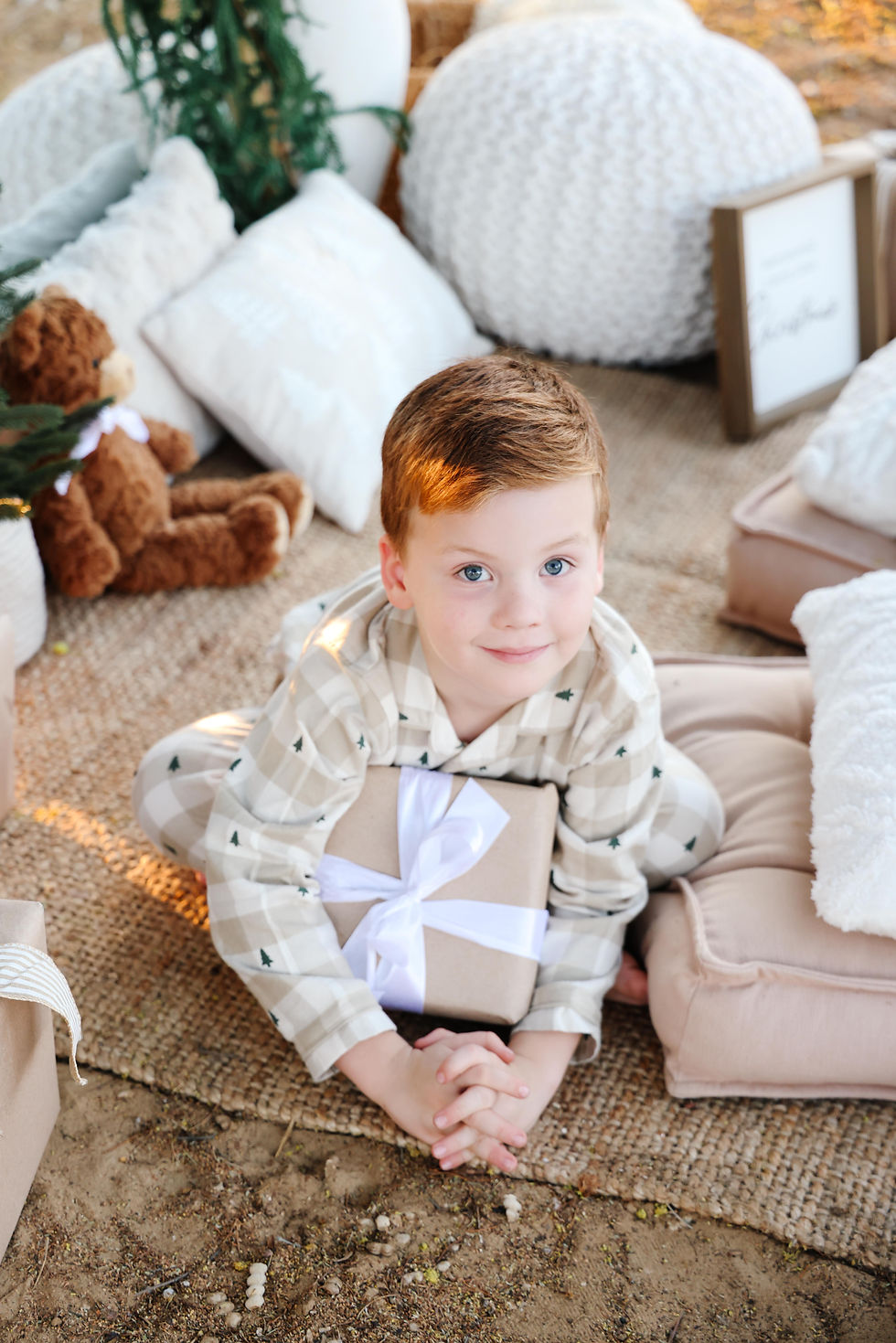 Christmas-themed luxury picnic experience in Dubai featuring curated tableware and soft lighting