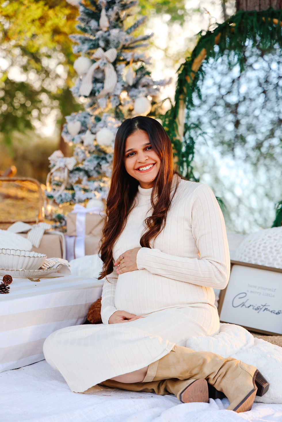 Festive Luxury Picnic setup with maternity shoot Dubai. Dubai Luxury Picnic. Picnic Times Dubai. Sarah kelly photography