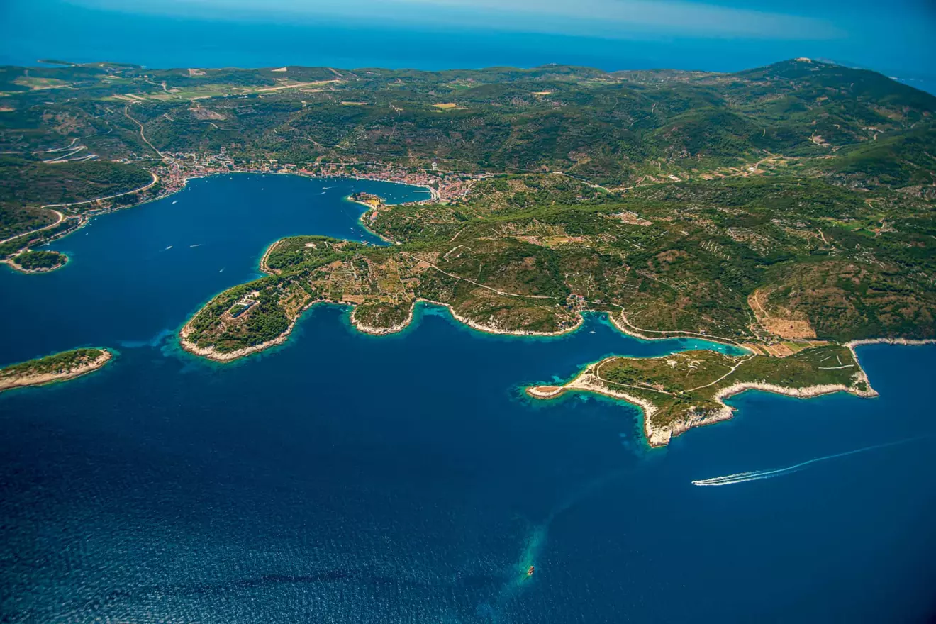 Island of Vis is in the picture