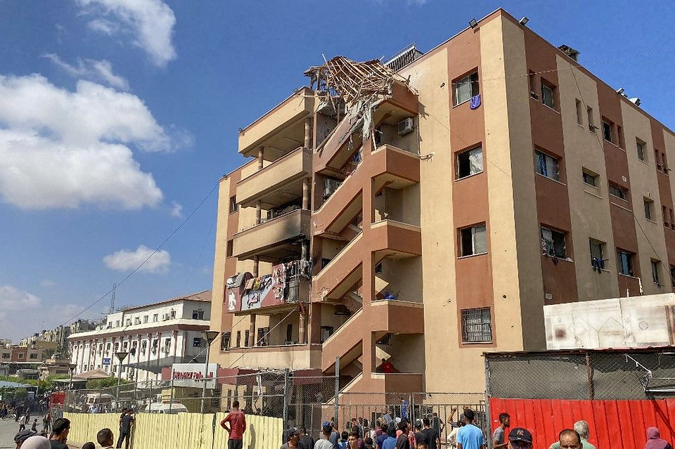 Nasser hospital in Gaza hit by bombs