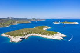 Island of Ravnik is in the picture