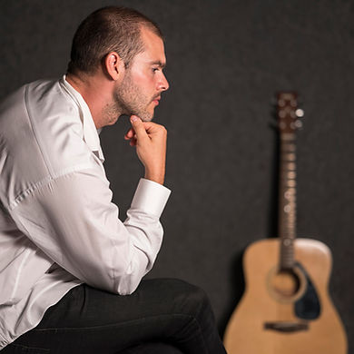 hombre confundido guitarra 1.jpg