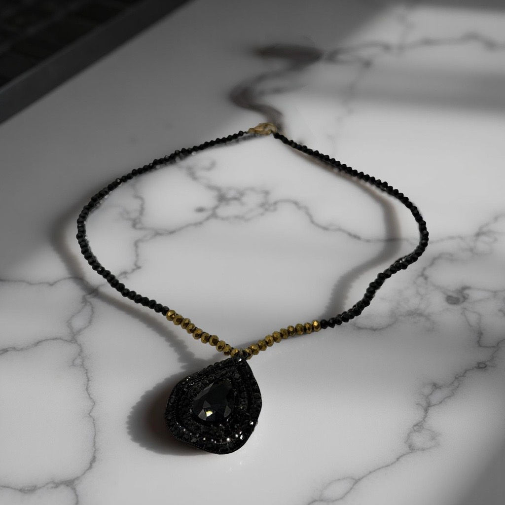 Μαύρα και χρυσά κρύσταλλα